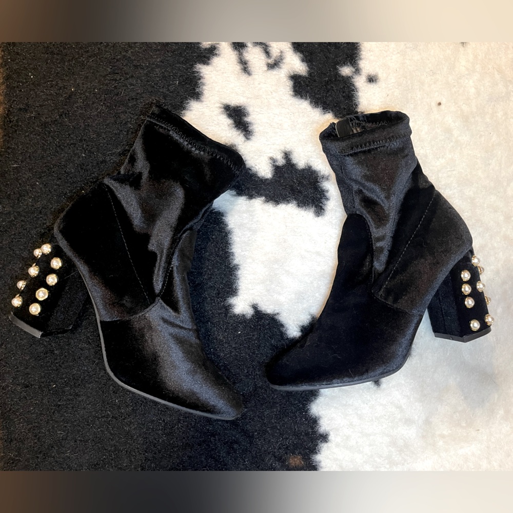 Pearl detail velvet ankle boot